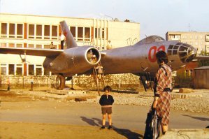 На Бебеля тоже самолет ставили. Ил-28. 1987 год. Но простоял недолго. Самолеты без охраны, к большому сожалению, умирают очень быстро. В отличие от танков.