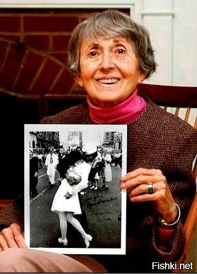 Грета Циммер - девушка с фотографии. 14 августа 1945 года ей был 21 год.