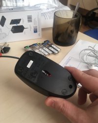 Вместо коврика мыши кусок наждака там лежал что ли?) У меня такая же на работе, 7й год..