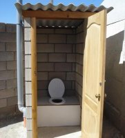 По моему вполне себе унисекс, уединяйся сколько хочешь :))) 



Ну а если кроме шуток - то бред конечно полный с общим туалетом, особенно в школе, ну если он конечно не изолирован, типа помещение туалетной комнаты рассчитано на одного посетителя (предбанник с умывальником и собсно сам тронный зал) :))