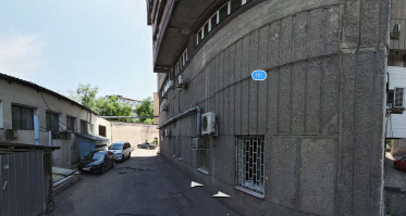 Адрес, по которому расположен лифт: 
Казахстанул, Алматы, Панфилова, номер дома неразборчиво, но похоже на 100, 102 или 103... на наше счастье это расположенные рядом и схожие конструктивно дома. 
Вот немного панорам этого дома.
Как видим, возможно 2-3 этажи и жилые, но под'ем похоже пешочком предполагается)))
Есть кто с Алматы?