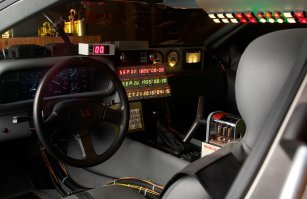 Вы уж меня простите, но всякие Лендроверы и Астон Мартины рядом с такой панелью рядом не стояли...