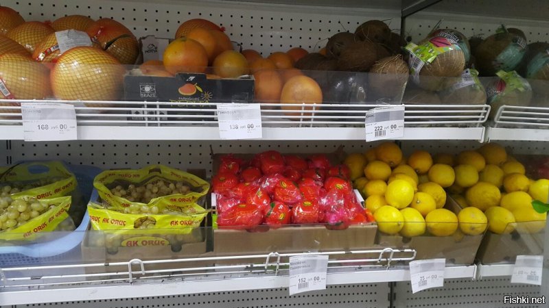 Оленей в Якутске нет. Цены на фрукты указаны в далеких улусах - реально цены в 2 раза дешевле  в Якутске. Рыбы валом. Распиловка мяса есть. Про возвращенные 100 К полицейским все верно - писали газеты и интернеты. Вообще здесь много чего возвращают, полиция весьма демократичная и дружелюбна. Топливо всегда было дороже на рублей 12-15 чем в европейской части России (та даже в Иркутске) В цену входит еще доставка  а она ой как не дешевая.  Байки про плевок который превращается в лед при приземлении при минус 45-50 остаются байками. Не поленился и пошел сделал несколько фоток чтобы расширить сюжет о Якутске в частности.