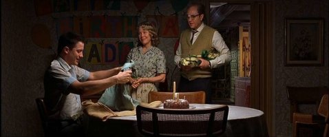 Мужчина закопал 42 автобуса, чтобы сделать из них подземное убежище