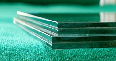 В 1903 году французский химик Эдуард Бенедиктус во время проведения одного из экспериментов сбил с полки колбу. Сосуд упал на пол и треснул, но, к удивлению ученого, не рассыпался, а сохранил прежнюю форму. Бенедиктус вспомнил, что ранее в этой колбе хранились остатки коллодия   эфирно-спиртового раствора нитрата целлюлозы. Летучая смесь испарилась, оставив на стенках тонкий, прозрачный, практически невидимый слой нитрата целлюлозы. Прочитав в газете об авариях, когда обычное стекло, разбиваясь, распадается на тысячи длинных и чрезвычайно острых осколков, серьезно травмируя водителей и пассажиров, Бенедиктус вспомнил об упавшей, но сохранившей свою форму колбе. После нескольких экспериментов с ламинированным стеклом он сделал «сэндвич» из двух стекол и слоя нитрата целлюлозы между ними. При нагревании пластичный слой расплавлялся, склеивая стекла между собой. Такой «сэндвич» можно было бить молотком   он трескался, но сохранял форму и не давал осколков. В 1909 году Бенедиктус получил патент на безопасное стекло, которое он назвал «триплекс». :)