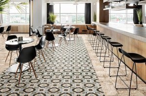 А может это просто странно разрисованная плитка на полу?!!