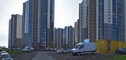 Это не единственный такой район в СПб. Есть ещё Мурино, Новодевяткино, частично Парнас, Русановская. Там пожарка вообще не проедет.  А в центре - Кременчугская. 
Многоэтажная застройка на окраинах, без нормального размещения парковок - на мой взгляд преступление.