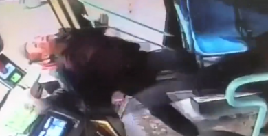 у него просто оплата бесконтактная :) Попросили приложить :))