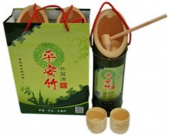 Жаль не раскрыта тема местного интересного пойду.
Меня впечатлила штука под названием 客家竹子酒 (вообще не знаю что это в переводе или как пишется по-человечески). Это водка/крепкое вино, которое заливают в растущий бамбук, где оно настаивается как в бочке пока бамбук растет. Производят в провинции Фуцзянь.
Минус - лучше не оставлять "напотом для гостей", норовит выдохнуться если хранить в шкафу.