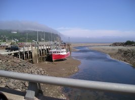Катер лежит на дне во время отлива в Fundy Bay