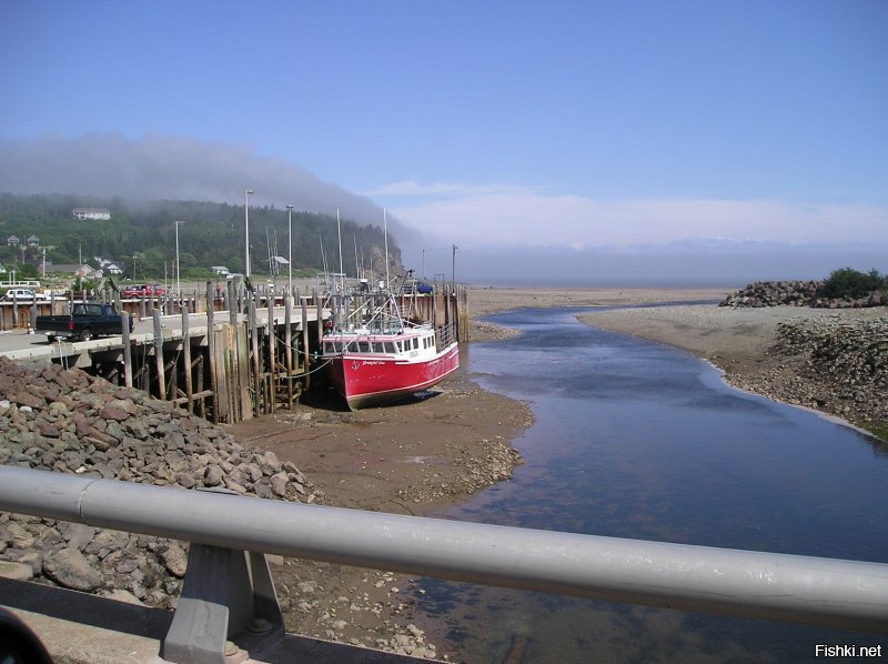 Катер лежит на дне во время отлива в Fundy Bay