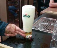 На этом фото криворукий клиент сам себе пены в бокал нагнал. Бармена там и рядом нет.

такие краны для самостоятельного розлива пива стоят до кассы в ресторанах LIDO 

Некоторым лень в картинках разобраться, как кружку держать под краном вот пену и гоняют.
Кто-то стоит отстаивает, а кто-то рядом бокалы ставит и уходит.