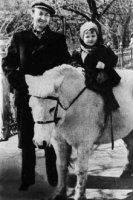 Георгий Михайлович Вицин на фото с женой в Ялте

А вот с дочкой в Ялте

Ну а тут уже Наталья взрослая