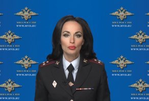 Голос за кадром с матом, принадлежит очередной сексуальной "пресслужбе Самарского УВД". 
Шлюха в погонах уже была готова взять горяченькое интервью у лежащего мордой в снегу бандита. А тут - крах всех надежд)))
Ушел! Из под самого носа ушел!