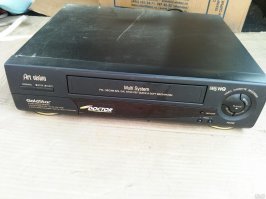 У меня подобный с середины 90-х. До сих пор в рабочем виде. Правда кассет к нему осталось с полтора десятка.