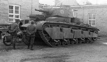 Panzerkampfwagen Neubaufahrzeug. 
"Характерно, что танк, не выпускавшийся серийно, стал весьма успешным оружием пропаганды. К началу Второй мировой войны Nb.Fz. был одним из самых одиозных немецких танков, его фотографии публиковали все известные газеты того времени. И хотя в начале 1930-х годов было построено всего три полноценные машины (и ещё две из неброневой стали), они непрерывно фотографировались для многочисленных газет и иллюстрированных журналов, выступая, наравне с пикирующим бомбардировщиком Ju-87, зримым воплощением военной мощи новой Германии. С участием Nb.Fz. снималось большое количество сюжетов для пропагандистской хроники, основной целью которой было создание у Англии, Франции и СССР иллюзии массового производства этих машин. Например, широко известна фотография, изображающая сборку танков в цехе завода «Крупп». Пояснение гласило, что сотни новых танков собираются на заводах, хотя на самом деле это были всего лишь три предсерийных образца.
Кроме того, немецкое командование афишировало данные танка, намеренно несколько завышая их боевые качества. Машина действительно имела весьма грозный вид, и во многих странах Европы (например, в Великобритании) разведка приписывала этому танку фантастические характеристики. Такому же эффекту подверглось и НКВД/ГРУ. К примеру, в изданном в начале 1941 года «Определителе типов фашистских танков» Nb.Fz. (под именем «Рейнметалл») был указан как основной «тяжёлый танк» немецкой армии, при этом ему приписывалась солидная толщина брони   50–75 мм. Затем этот символ панцерваффе перекочевал и в другие советские военные руководства и армейские разговорники[6], а на советских агитплакатах, почтовых марках и т. п. появились изображения немецких танков, отдалённо напоминающие Nb.Fz." (Вики)
Три выпущенные машины были "показаны" во время окупации Норвегии, причём одна - потеряна.
Кроме того, разработка "Тигра" была начата в 1937, "Пантеры" - в 1938, это тоже в принципе могла узнать наша разведка. Если бы война, как думало наше военное руководство, началась в 1942-1943 году, то ЗИС-2 была бы очень во время.
(А Гитлер, по всем канонам военной науки, не мог подготовить страну к войне в 1941 году. И, как оказалось, всё-таки не смог).