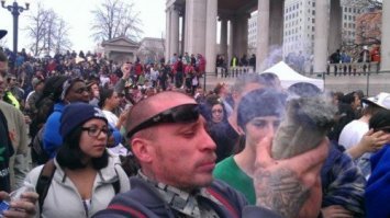 США тоже старается.