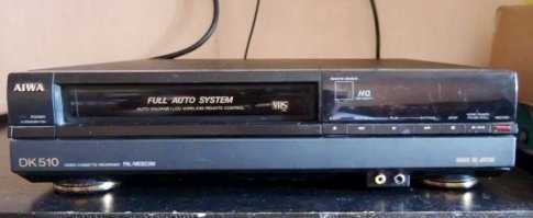 в детстве вот такой был. не знаю насколько крутой, но на пульте был жк дисплей! и почему-то начало кассеты любил попортить с одной стороны плёнки, так и не вылечили))