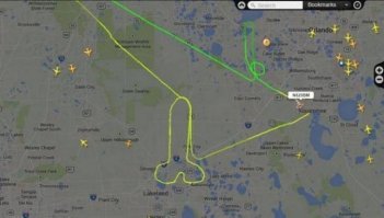 Австралийский пилот пролетел три часа, чтобы нарисовать в небе пару фигур и сделать признание