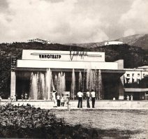 Многие ялтинцы слышали, что раньше на месте "горисполкома" располагалась "нефтебаза", а вот как выглядела...

А кто из ялтинцев узнает это место? 

И вот, фото нашёл, а "инфы" о нём - никакой... Это в каком году такой шторм был?

Ну и кинотеатр "Сатурн"...