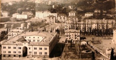 Многие ялтинцы слышали, что раньше на месте "горисполкома" располагалась "нефтебаза", а вот как выглядела...

А кто из ялтинцев узнает это место? 

И вот, фото нашёл, а "инфы" о нём - никакой... Это в каком году такой шторм был?

Ну и кинотеатр "Сатурн"...