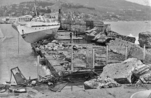 Многие ялтинцы слышали, что раньше на месте "горисполкома" располагалась "нефтебаза", а вот как выглядела...

А кто из ялтинцев узнает это место? 

И вот, фото нашёл, а "инфы" о нём - никакой... Это в каком году такой шторм был?

Ну и кинотеатр "Сатурн"...