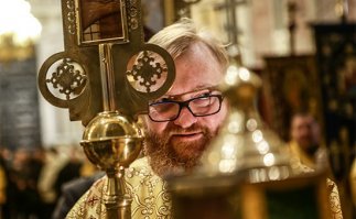 ...которая выйдет на сцену с хоругвью и зачитает псалом-послание. В частности, там будут такие строки:

Йо!
Без газа замёрзнете,
Без нефти засохнете,
Мы, сцука, в рай,
А вы, сцука, сдохнете..........