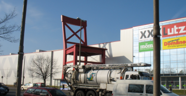 Созданы самые большие джинсы в мире размером с 22-этажный дом