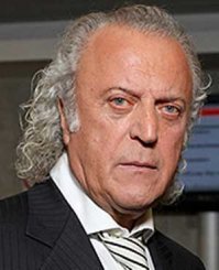 У меня он, почему-то, ассоциируется с доном Карлеоне или не менее важным "бизнесменом".