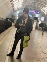 из дома вышел анатолий
с таким трагическим лицом
что сразу ясно на работу
а не куда нибудь еще