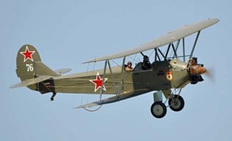 Вот самый опасный самолет: Кукурузник По-2. Летал ночью, на малой высоте. Бросал бомбы с малой высоты, поэтому точность у него была очень хорошая. Мотор его было почти не слышно. Летал настолько медленно, что немецкие истребители не могли его сопровождать - сваливались в штопор.