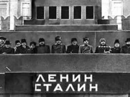 Неблагодарный Хрущев похитил прах Сталина из Мавзолея. Ночью оцепили Красную площадь, мумию Сталина вынесли из Мавзолея и захоронили. Все проделали впопыхах, ночью, по воровски. Вывеску Ленин-Сталин мгновенно заменили на Ленин, как будто вождь народов и не лежал там вообще.