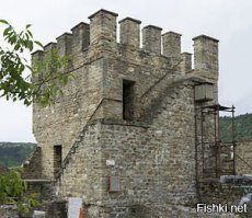 Еще "звонки":

Битва под Адрианополем произошла 14 апреля 1205 года между крестоносцами под предводительством Балдуина IX Фландрского и объединенным болгаро-половецким войском под предводительством болгарского царя Калояна. Она закончилась полным поражением крестоносцев, гибелью множества рыцарей и пленением императора Латинской империи Балдуина Эно.

Битва при Легнице - одно из ключевых сражений западного похода монголов 1236-1242 годов и монгольского похода 1240-1242 годов, целью которого стали владения Даниила Галицкого, Польша и Венгрия. Сражение 9 апреля 1241 года близ силезского города Легница между монгольской армией под командованием Байдара и объединенным польско-немецким войском князя Генриха Благочестивого. Битва закончилась полной победой монголов.

Монголы и болгары делали с рицарями что хотели.

Башня Балдуина в Велико-Тырново. Там болгары заточили Балдуина. Историк Георгий Акрополит сообщает, что царь Калоян сделал из черепа Балдуина питьевую чашу, как это было сделано с императором Никифором I почти четыреста лет назад.