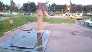 У меня вот в соседнем дворе жилого дома и школы, есть такая штуковина.  Никто из месных не знает что это. Так же никто не видел чтоб туда кто-то подъезжал и что-то там делал.
