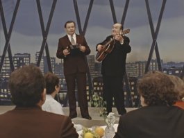 Подарила в лотерею куму свой билет кума, кум теперь москвич имеет, а кума сошла с ума.