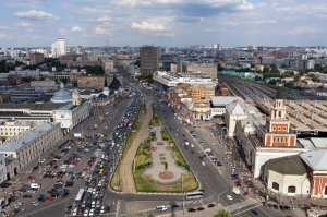 Вас в гугле забанили?)
Справа с "колокольней" это Казанский вокзал, слева с часовой башней это Ленинградский (кстати, здание Московского вокзала в Питере точно такое же), следующее здание за ним это Ярославский вокзал