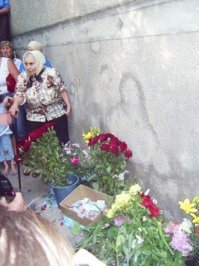 Жители украинского села долгое время поклонялись… 
разводам мочи на стене клуба.