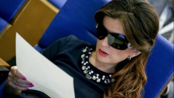 Она не слепая, видит не хуже нас с вами.  А очками прикрывает сильное косоглазие, из -за которого ей на сцену путь был бы закрыт.