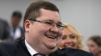 Пчёлы против мёда.. президент озабочен..
Да по?уй этой роже, что думают россияне.. тут Крым подогнали по дешёвке: будем бизнес гостиничный строить с НУЛЯ, как федеральную прогу