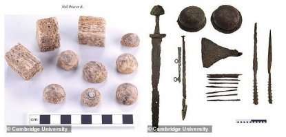 -"По словам исследователей, найденный в могиле набор игровых фигурок (слева) говорит о том, что похороненный в ней воин разбирался в тактике и стратегии."-