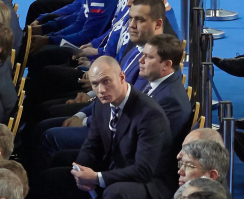 Вот товарищ вообще не понимает где он находится и куда смотреть