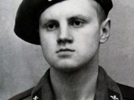 Путин не служил
Шойгу не служил
Лавров не служил
Володин не служил
На верху у нас одни не служившие ((( 
@лять - и поздравить то не кого (((
.
Нашел одного Миронов (справедливая Россия )- С Праздником