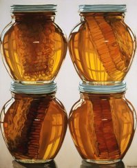 помню в детстве всё пытался мамины бусы на вкус попробовать, напоминали: