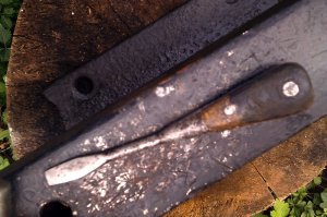 И что?... 
Не было тогда ударопрочных пластиков, подходящих для подобного инструмента. Даже отвёртки были металические с деревянными накладками. Ну максимум с полностью деревянной ручкой.