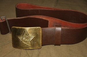У нас молодые по дурости варили деревяшки в кипятке а потом разминали, чтобы они мягкими стали как у старослужащих. А мы над ними угорали, т.к. носили кожаные. Кто научил их не знаю, но кто то пошутил.