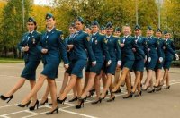 Что у них с обувью? Одна ваще на шпильках...