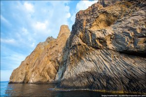 Покровных базальтов в Крыму не обнаружено. Но вообще столбчатые отдельности встречаются.
1. Фиолент, Яшмовый пляж, скала Монах.

2. Скала "Золотые ворота"
3. Вообще Карадаг, во многих местах.