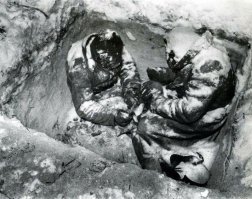 Это не обмороженные, а замерзшие бойцы.. 
А  вот насчёт хим защиты , отец всю войну прослужил на дальнем Востоке в горной артиллерии 103 Укреп.район и рассказывал, что  у них хим защита была не только для людей но и для лошадей (главная тягловая сила в то время) Потому как от Японцев, можно было ожидать всего чего угодно.
Всех причастных с ПРАЗДНИКОМ!