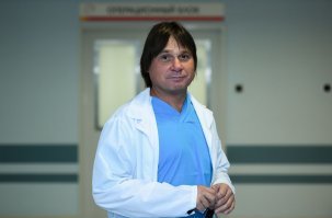 Дело Покушалова комментирует председатель Сибирского отделения РАН Валентин Пармон.

Валентин Пармон
председатель Сибирского отделения РАН
«Он абсолютно уникальный хирург, десятки, если не сотни тысяч людей были спасены от аритмии. Я был у него пациентом, и коллеги были пациентами, и поскольку всегда бывает вопрос, были ли у него контакты с финансами, насколько я понимаю, он замдиректора по науке в самом хорошем российском кардиохирургическом центре, он не должен был иметь контакты с финансами. Мы все в шоке. Я не врач, но я его давно хорошо знаю, он абсолютно коммуникабельный, очень честный человек. У них очень сложный центр, им надо очень много специального оборудования, включая стенты. Мне три стента они поставили прямо к сердцу. Они очень дорогостоящие, производители штучные, в России, насколько я понимаю, только один производитель, в мире, может быть, еще два. Но я не знаю, о каких закупках идет речь. Информации очень мало, она до нас не доходит».

Необходимо тщательное расследование, заявил Business FM член президиума Российской академии медицинских наук Сергей Колесников.

Сергей Колесников
член президиума Российской академии медицинских наук
«Он действительно ученый видный, недавно ему вручали государственную премию. Но вопрос же не о науке, а о конкретных обвинениях. Другое дело, что нельзя человека заранее, как у нас часто делают, шельмовать, отправлять за решетку заранее, еще до того, как провели расследование. Это действительно надо очень внимательно делать, потому что крупные ученые, выдающиеся ученые встречаются редко. Ошибки все допускают, но насколько эта ошибка заслуживает того, чтобы человека, который спасает жизни, сурово наказать? Кто-то подставил, тоже бывает. Это все вопрос следствия. Человека можно замазать грязью, а потом окажется, что он не виноват. У нас верят в плохое быстрее, чем в хорошее».