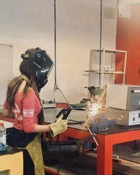 Как по шаблону, варежку одела - а рукава закатаны... походу где то на уроке труда дали прихватку сделать, не более...